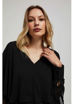 Koszula z falbanami i dekoltem w serek czarna ze sklepu Moodo.pl w kategorii Bluzki damskie - zdjęcie 165426229