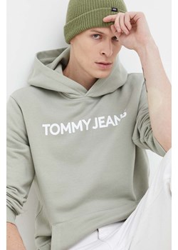 Tommy Jeans bluza bawełniana męska kolor zielony z kapturem z nadrukiem DM0DM18413 ze sklepu ANSWEAR.com w kategorii Bluzy męskie - zdjęcie 165431585