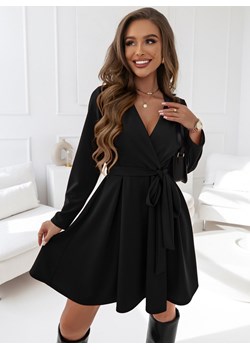 Czarna sukienka z przekładanym dekoltem z paskiem Monetta - czarny ze sklepu pakuten.pl w kategorii Sukienki - zdjęcie 165444838