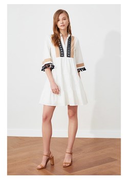 trendyol Sukienka w kolorze białym ze sklepu Limango Polska w kategorii Sukienki - zdjęcie 165513406