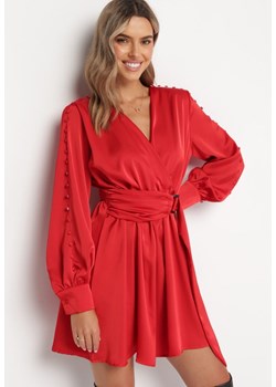 Czerwona Sukienka z Gumką w Pasie z Kopertowym Dekoltem i Paskiem z Metalową Klamrą Branica ze sklepu Born2be Odzież w kategorii Sukienki - zdjęcie 165517945