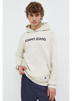 Tommy Jeans bluza bawełniana męska kolor beżowy z kapturem z nadrukiem DM0DM18413 ze sklepu ANSWEAR.com w kategorii Bluzy męskie - zdjęcie 165523229