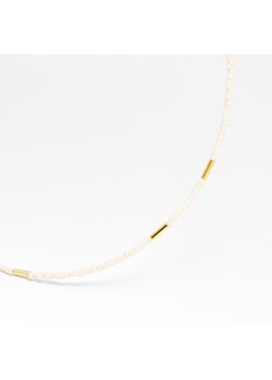 naszyjnik z koralikami białymi, srebrny pozłacany ze sklepu ANIA KRUK w kategorii Naszyjniki - zdjęcie 165593019