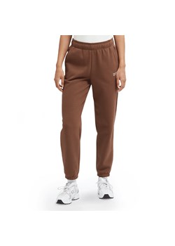 Spodnie New Balance WP33513PNC - brązowe ze sklepu streetstyle24.pl w kategorii Spodnie damskie - zdjęcie 165602796
