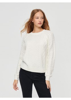 Kremowy sweter z warkoczowym splotem ze sklepu House w kategorii Swetry damskie - zdjęcie 165649199