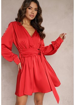 Czerwona Sukienka z Paskiem Ozdobionym Klamrą i Gumką w Talii z Kopertowym Dekoltem Carbanla ze sklepu Renee odzież w kategorii Sukienki - zdjęcie 165668449
