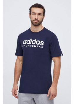 adidas t-shirt bawełniany męski kolor granatowy z nadrukiem IW8834 ze sklepu ANSWEAR.com w kategorii T-shirty męskie - zdjęcie 165670268