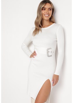 Biała Dopasowana Sukienka Sweterkowa z Rozcięciem Drindel ze sklepu Born2be Odzież w kategorii Sukienki - zdjęcie 165683027