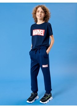 Sinsay - Spodnie dresowe jogger Marvel - granatowy ze sklepu Sinsay w kategorii Spodnie chłopięce - zdjęcie 165684459