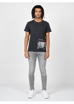 Pepe Jeans T-shirt "Thayer" | PM508523 | Strom | Mężczyzna | Czarny ze sklepu ubierzsie.com w kategorii T-shirty męskie - zdjęcie 165687866
