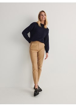 Reserved - Spodnie z kantem - beżowy ze sklepu Reserved w kategorii Spodnie damskie - zdjęcie 165740999
