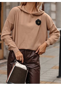 Sweter Zoya Karmelowy ze sklepu Lisa Mayo w kategorii Swetry damskie - zdjęcie 165790076