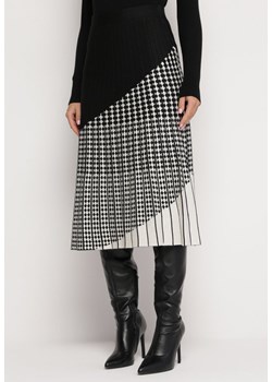 Czarna Rozkloszowana Spódnica Midi w Kratę Azzuro ze sklepu Born2be Odzież w kategorii Spódnice - zdjęcie 165794917