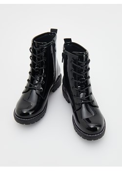 Reserved - Lakierowane botki z aplikacją - czarny ze sklepu Reserved w kategorii Buty zimowe dziecięce - zdjęcie 165875797