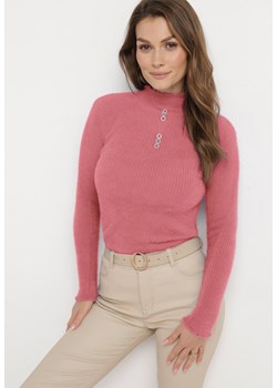 Różowy Puchaty Wełniany Sweter z Półgolfem i Biżuteryjnymi Guzikami Xeminta ze sklepu Born2be Odzież w kategorii Swetry damskie - zdjęcie 165996086
