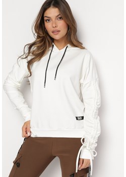 Biała Bawełniana Bluza z Kapturem i Troczkami Vitami ze sklepu Born2be Odzież w kategorii Bluzy damskie - zdjęcie 165996158