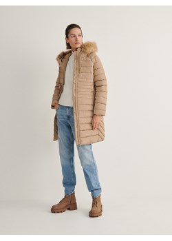 Reserved - Pikowany płaszcz z futerkiem - beżowy ze sklepu Reserved w kategorii Płaszcze damskie - zdjęcie 166040998