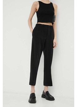 Samsoe Samsoe spodnie damskie kolor czarny proste high waist ze sklepu PRM w kategorii Spodnie damskie - zdjęcie 166042457