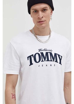 Tommy Jeans t-shirt bawełniany męski kolor biały z nadrukiem DM0DM18274 ze sklepu ANSWEAR.com w kategorii T-shirty męskie - zdjęcie 166056769