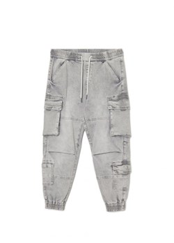 Cropp - Szare jeansowe joggery z kieszeniami cargo - jasny szary ze sklepu Cropp w kategorii Spodnie męskie - zdjęcie 166110077