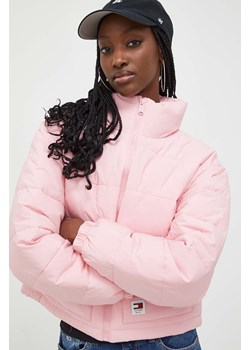 Tommy Jeans kurtka damska kolor różowy zimowa oversize DW0DW17435 ze sklepu ANSWEAR.com w kategorii Kurtki damskie - zdjęcie 166114416