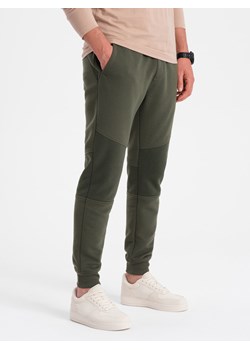 Męskie spodnie dresowe ze wstawkami z tkaniny ottoman - ciemnooliwkowe V3 OM-PASK-0127 ze sklepu ombre w kategorii Spodnie męskie - zdjęcie 166123035
