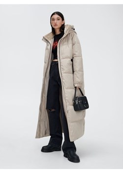 Cropp - Jasny płaszcz puffer - kremowy ze sklepu Cropp w kategorii Płaszcze damskie - zdjęcie 166125099