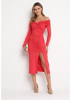 Czerwona Dopasowana Sukienka z Marszczeniem Kivi ze sklepu Born2be Odzież w kategorii Sukienki - zdjęcie 166145968