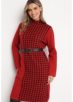 Czerwona Sukienka o Pudełkowym Kroju z Półgolfem i Geometrycznym Wzorem Karbisa ze sklepu Born2be Odzież w kategorii Sukienki - zdjęcie 166146048