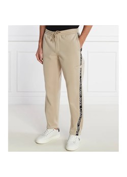 CALVIN KLEIN JEANS Spodnie dresowe CUT OFF LOGO TAPE | Regular Fit ze sklepu Gomez Fashion Store w kategorii Spodnie męskie - zdjęcie 166163396