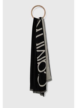 Calvin Klein szal damski kolor czarny wzorzysty ze sklepu ANSWEAR.com w kategorii Szaliki i chusty damskie - zdjęcie 166184086