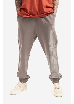 A-COLD-WALL* spodnie dresowe bawełniane Collage kolor szary ACWMB097.-MIDGREY ze sklepu PRM w kategorii Spodnie męskie - zdjęcie 166194066
