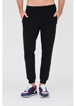 GUESS Czarne spodnie dresowe, Wybierz rozmiar XXL ze sklepu outfit.pl w kategorii Spodnie męskie - zdjęcie 166199466