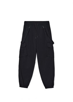 Cropp - Czarne joggery cargo - czarny ze sklepu Cropp w kategorii Spodnie chłopięce - zdjęcie 166212818