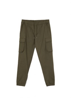 Cropp - Ciemnozielone joggery z kieszeniami cargo - zielony ze sklepu Cropp w kategorii Spodnie męskie - zdjęcie 166212836