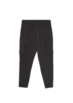 Cropp - Czarne joggery z kieszeniami cargo - czarny ze sklepu Cropp w kategorii Spodnie męskie - zdjęcie 166212837