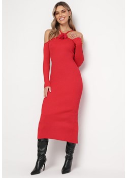Czerwona Dopasowana Sukienka Midi z Odsłoniętymi Ramionami i Ozdobnym Kwiatem Vorella ze sklepu Born2be Odzież w kategorii Sukienki - zdjęcie 166258916