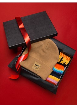 Zestaw prezentowy dla niego - piaskowa czapka zimowa + 3-pak kolorowych skarpet we wzory Z65 ze sklepu ombre w kategorii Czapki zimowe damskie - zdjęcie 166259748