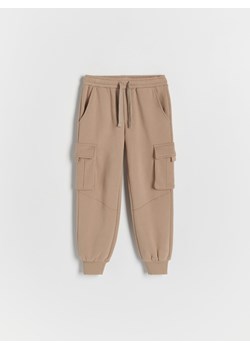 Reserved - Dzianinowe spodnie cargo - musztardowy ze sklepu Reserved w kategorii Spodnie chłopięce - zdjęcie 166265608