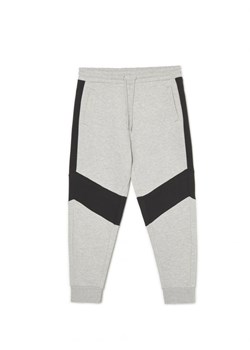 Cropp - Szaro-czarne dresowe joggery - jasny szary ze sklepu Cropp w kategorii Spodnie męskie - zdjęcie 166279888