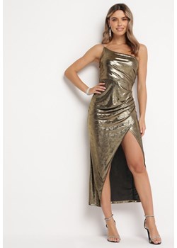 Złota Asymetryczna Sukienka Maxi z Metalicznym Połyskiem i Marszczeniami Osima ze sklepu Born2be Odzież w kategorii Sukienki - zdjęcie 166281055