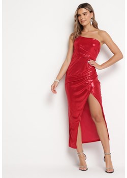 Czerwona Asymetryczna Sukienka Maxi z Metalicznym Połyskiem i Marszczeniami Osima ze sklepu Born2be Odzież w kategorii Sukienki - zdjęcie 166282008