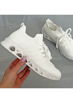 Białe sportowe buty damskie McKeylor 8695 ze sklepu suzana.pl w kategorii Buty sportowe damskie - zdjęcie 166302849