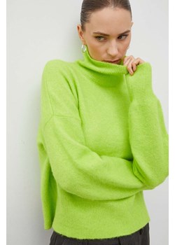 Samsoe Samsoe sweter wełniany NOLA kolor zielony z półgolfem F18322002 ze sklepu PRM w kategorii Swetry damskie - zdjęcie 166327557