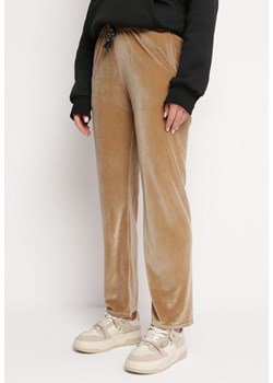 Beżowe Welurowe Spodnie z Prostymi Nogawkami i Gumką w Pasie Lilraia ze sklepu Born2be Odzież w kategorii Spodnie damskie - zdjęcie 166371019