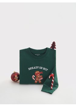 Reserved - Świąteczny longsleeve oversize - ciemnozielony ze sklepu Reserved w kategorii T-shirty chłopięce - zdjęcie 166375678