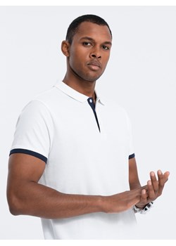 Bawełniana męska koszulka polo z kontrastowymi wykończeniami – biała V1 OM-POSS-0113 ze sklepu ombre w kategorii T-shirty męskie - zdjęcie 166472466