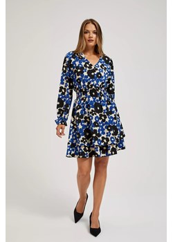 Sukienka z rozkloszowanym dołem i kwiatowym wzorem niebieska ze sklepu Moodo.pl w kategorii Sukienki - zdjęcie 166480358
