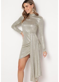 Złota Dopasowana Sukienka Mini o Asymetrycznym Fasonie z Metalicznym Połyskiem Buttera ze sklepu Born2be Odzież w kategorii Sukienki - zdjęcie 166484838