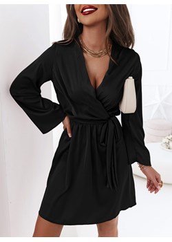 Czarna satynowa sukienka z przekładanym dekoltem i paskiem Lorell - czarny ze sklepu pakuten.pl w kategorii Sukienki - zdjęcie 166499496